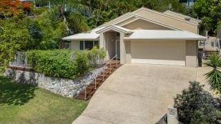 Spacious 4-Bed Family Retreat with Pool Near Beach - Coolum Beach - 6