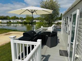 Exquisite Lake lodge in Hoburne Holiday Resort - Valentino Rose Lodge - South Cerney - 6