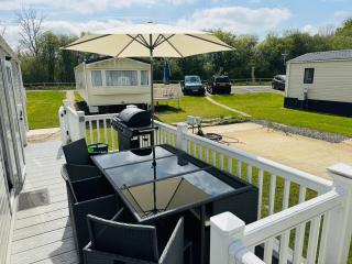 Exquisite Lake lodge in Hoburne Holiday Resort - Valentino Rose Lodge - South Cerney - 4