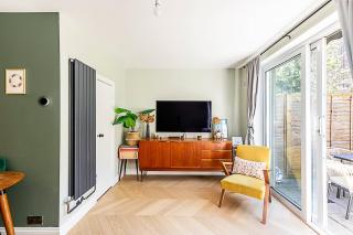 Stylish Islington Garden Flat Sleeps Four - 3