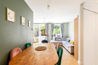 Stylish Islington Garden Flat Sleeps Four - 4