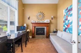 Charming Surrey 2-Bedroom with shared Living room and Kitchen - Surrey - 5
