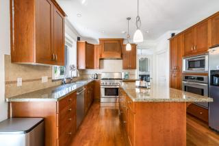 Charming Surrey 2-Bedroom with shared Living room and Kitchen - Surrey - 1