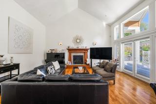 Charming Surrey 2-Bedroom with shared Living room and Kitchen - Surrey - 9