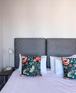 Luxury 2 Bedroom Apartment Waterfront Views - Cape Town - 8