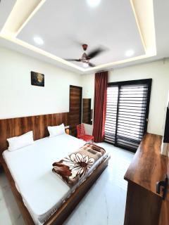 HOTEL MALWA RESIDENCY FULL AIR CONDITIONING WITH LIFT FACILITY NEAR UJJAIN JUNCTION RAILWAY STATION AND MAHAKALESHWAR JYOTIRLINGA UJJAIn - Ujjain - 9