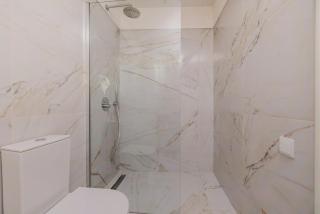 Stylish 2BR Apartment with AC & Terrace | By Airnest - Lissabon - 5