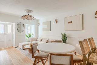 Stylish 2BR Apartment with AC & Terrace | By Airnest - Lissabon - 1
