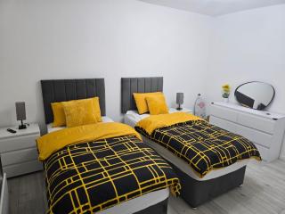 Cozy 3 Bed Home, Free Parking 8 min to City Centre - - 8