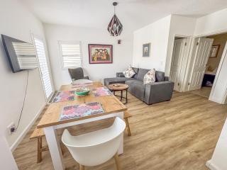 Sleek Retro Modern Apartment City Centre - Swakopmund - 3