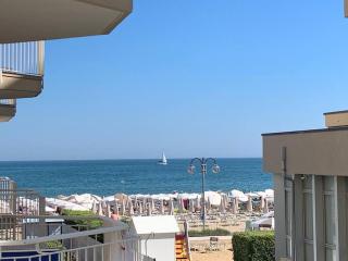 Suite bianca fronte mare - 0