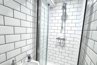 HouseSleeps10-5BED- CityStay-Parking-Tv - 1