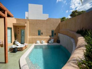 Luxury Santorini Villa Potamos Luxury House 2 Bedrooms Private Heated Pool Serene Location Episkopi - Éxo Goniá - 0