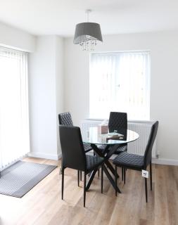 Gloucester EV Retreat 3-Bed House with Garage - Down Hatherley - 8