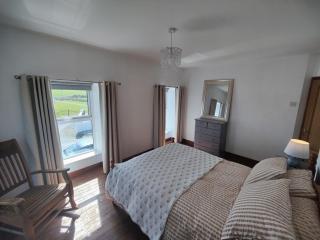 Rustic Pub Stay - 20 minutes from Killarney! - 8