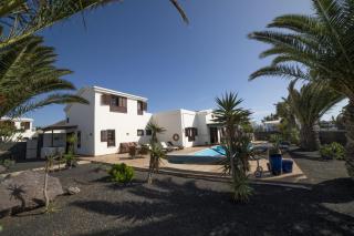 Sensational Playa Blanca Villa 3 Bedrooms Villa Myoga Spacious Sun Terrace Outdoor Pool And Bbq Montana Roja - Playa Blanca - 8