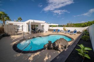 Villa Solace Blanca Playa Blanca Stylish Comfort Prime Location Heated Pool Your Perfect Lanzarote Retreat - Yaiza - 0