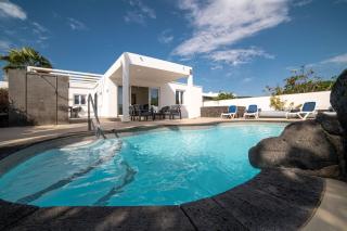 Villa Solace Blanca Playa Blanca Stylish Comfort Prime Location Heated Pool Your Perfect Lanzarote Retreat - Yaiza - 8