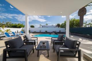 Villa Solace Blanca Playa Blanca Stylish Comfort Prime Location Heated Pool Your Perfect Lanzarote Retreat - Yaiza - 4