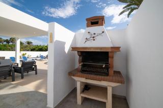 Villa Solace Blanca Playa Blanca Stylish Comfort Prime Location Heated Pool Your Perfect Lanzarote Retreat - Yaiza - 1