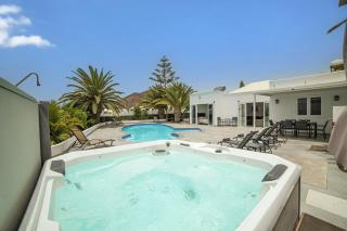Dazzling Playa Blanca Villa 4 Bedrooms Villa Nagini Spacious Furnished Sun Terrace Large Private Outdoor Pool Outdoor Hot Tub Bbq, - Playa Blanca - 9