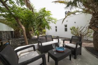 Dazzling Playa Blanca Villa 4 Bedrooms Villa Nagini Spacious Furnished Sun Terrace Large Private Outdoor Pool Outdoor Hot Tub Bbq, - Playa Blanca - 7