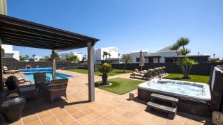 Marvelous Playa Blanca Villa 2 Bedrooms Villa Kagura Spacious Sun Terrace Outdoor Pool, Hot Tub And Bbq Montana Roja - Playa Blanca - 9