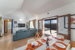 Beautiful Lanzarote Villa 3 Bedrooms Villa Strelitzia South Facing Secluded Private Pool Playa Blanca - Playa Blanca - 3