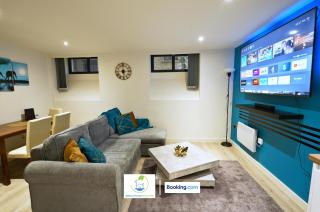 NEW Luxury NYC Style Loft with Cinema Room By Green Haven Escapes In Bradford - Bradford - 9