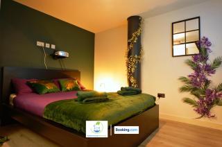 NEW Luxury NYC Style Loft with Cinema Room By Green Haven Escapes In Bradford - Bradford - 3
