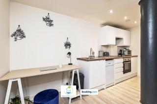 Spacious 1 Bedroom Apartment By Green Haven Escapes Short Lets & Serviced Accommodation Bradford With 4K Cinema Experience - 8