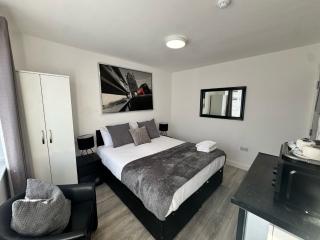The 37 Suites - Ponders End - 9