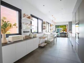Séjour PROVENCE - Idéal Familles & Amis - Piscine - Jardin clos - Parking gratuit - Loft haut de gamme - 3 SDB - BBQ - Entièrement climatisé - 10min d'Avignon - Sorgues - 7