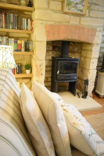 Cosy Cotswold Cottage with Woodburner, Sleeps 4! - 6