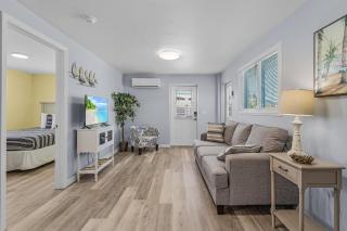 815 Third Street Escape: 2BD Cottage, Close to Restaurants! - Fort Myers Beach - 6