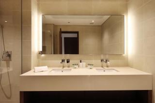 Luxury 2BR Waterfront Oasis in MarinaGate - Livbnb - Dubai - 3