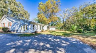 Rustic Retreat and Smokehouse Eats - Stockbridge - 7