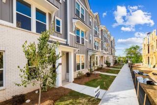 Price Cut, New Lux Home 5 mins to Airport , 15 min to Downtown, 25 min to Buckhead with 3 beds and 3 baths - Atlanta - 7