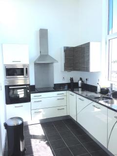 Penthouse-2 bed-2 Bath-Free Parking - Bedford - 6