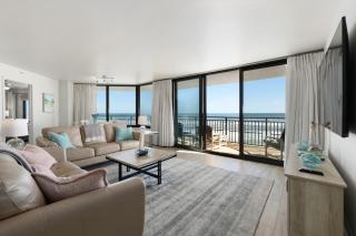 3BR Condo with Direct Beach View & Large Balcony - 0