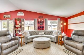 1 Mi to Attractions Getaway with Mtn Views! - 2