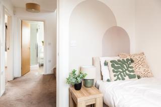 Luxury Stay Sleeps 9 with Hot Tub & Pool - Manchester - 8