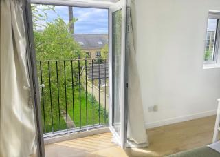 Luxury 4 bed City House - 1 min from river - Parking - Sleeps 10 - 1