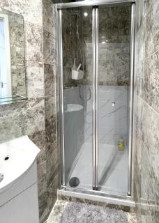 Luxury 4 bed City House - 1 min from river - Parking - Sleeps 10 - 2