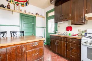 Cozy Cape Cod Bungalow King Queen WD Full Kitchen Wifi Desk - York - 5