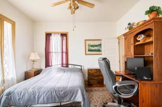 Cozy Cape Cod Bungalow King Queen WD Full Kitchen Wifi Desk - York - 3