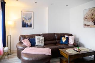 WOLLATON HAVEN Modern and Cozy Home Near M1 and Wollaton Park Free WiFi Netflix Free off street parking - Nottingham - 0