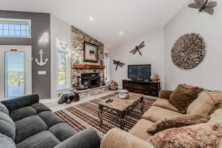 45 Degrees North Waterfront & Hot Tub - 4