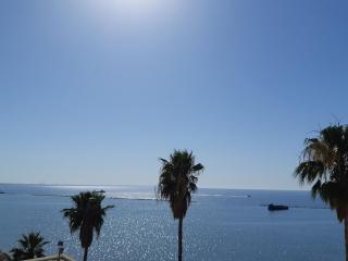 Enjoy Sunrise at Spacious 3BR flat by the Seafront - Oroklini - 8