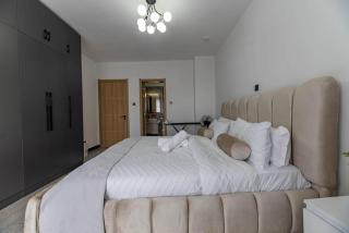 The executive modernly and elegantly furnished three bedroom apartment with swimming pool ,fully equipped gym and other facilities in kilimani - Nairobi - 7